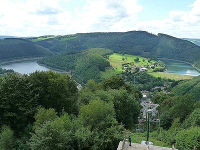 Dort wo früher die Ambleve geflossen ist, ist jetzt ein See.- Vom Aussichtsturm gut zu erkennen.