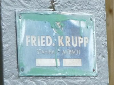 Schild an der Umlenkscheibe der Bergstation, vielleicht ein Hinweis auf den Hersteller ?!?