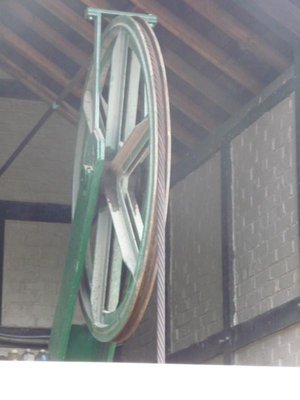 Über diese Scheibe läuft das Gegengewicht des Sesselliftes