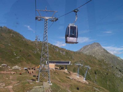 Bergstation am Blausee, steht fast unter der Trasse der Moosfluhbahn.