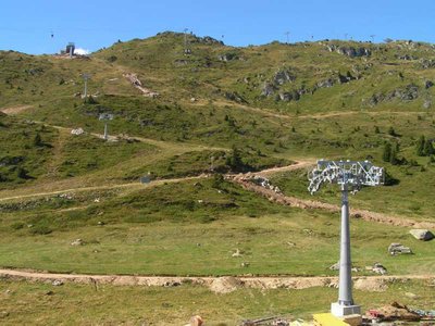Neuer Streckenteil von unten. Als Kuriosum hat es nach der Station 2 Wechsellaststützen.