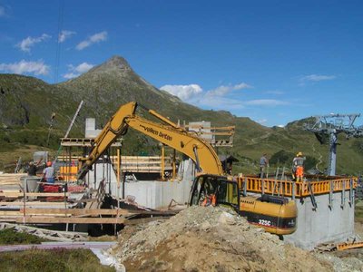 Mittelstation. Man beachte die Bauweise der Stationssteher. 180° verkehrt zu normalen Anlagen. Wahrscheinlich wegen dem etwas speziellen Antriebskonzept.