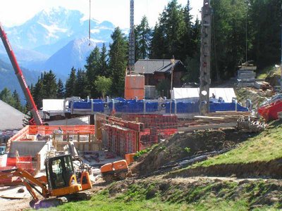 Talstation von der Seite. Bahn bekommt eine 90° Quereinstieg.