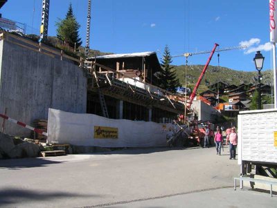 Blich von der Bergstation der PB'S zur neuen Talstation. Man muss nacher nur grad die Strasse queren danch heht es mit Rolltreppe, Förderband oder weis ich was allem gedeckt weiter zur Talstation.