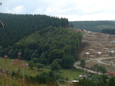 Links eine Schneise. Vielleicht für einen neuen Lift ???