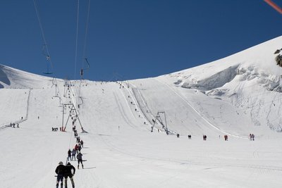 Am selben Wochenende in Zermatt. Weit weg, teuer und auch nicht gerade leer, aber eine unglaubliche geniale Atmosphäre mitten im Sommer!