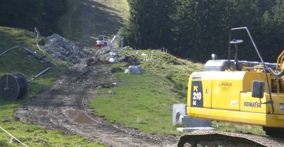 Ich weiß nicht so recht, was das werden soll - auch Beschneiung? Zwischen den beiden Bergstationen.