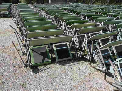 Die alten Sesseln liegen am Parkplatz.