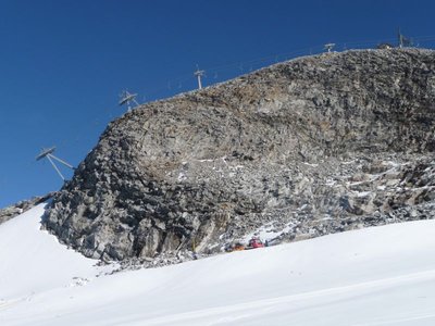 Bauarbeiten nah am Steilhang.JPG