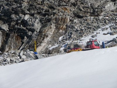 Bauarbeiten nah am Steilhang - Zoom 1.JPG