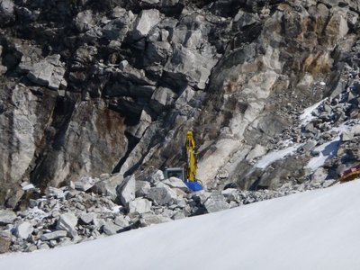Bauarbeiten nah am Steilhang - Zoom 2.JPG