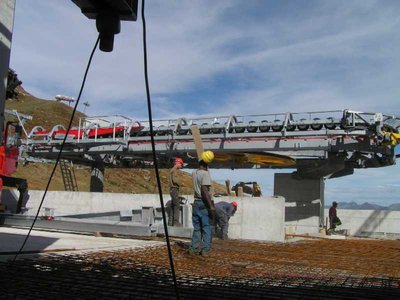 Tal. Ich frag mich an welchen geschickten unübersichtlichen Ort der Kommandoraum hier wieder mal hinkommt.