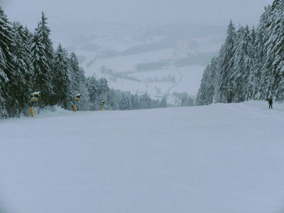 Nordhang mit Schneekanonen klein.jpg