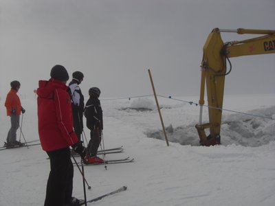 Abfahrt Fernerhaus: Spalten bis an die Piste werden zugeschüttet
