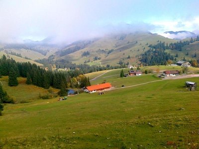 Erdarbeiten Talstation Ranken. Auch gut sichtbar das schon länger vorhandene Wasserreservoir.