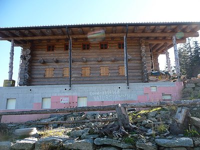 Das Blockhaus bei der Panoramabahn: Bereits im letzten Jahr wurde die Eröffnung für den vorigen Winter angekündigt. Dennoch handelt es sich noch immer um eine Baustelle.
