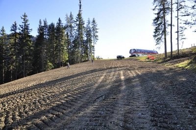 Am Piz de Plaies entfällt oben der komplette Skiweg - man schaut direkt auf die Bergstation Piculin