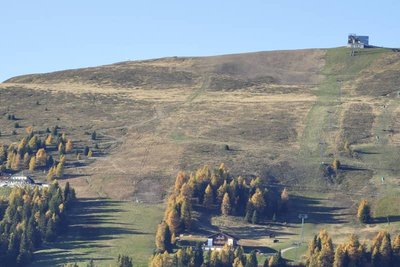 Auf der Furcia 12 wurden im oberen Abschnitt auf der rechten Seite des Ruis die Felsen entfernt und eine Waldinsel wurde gerodet