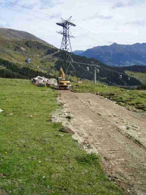 Blickrichtung von der Sportalm Richtung Planseggbahn - da haben sie einige große (sehr große) Felsen zerlegt und weggebaggert...