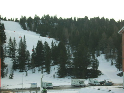 Sonntag Früh (7.30Uhr); Schlepper in Betrieb, die Ersten kommen!