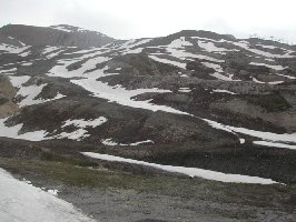 Hier sieht man ganz rechts die 4KSB Cascade. Ein komisches Sommerskibild. Etwa in Bildmitte dürfte eine der beiden Abfahrten verlaufen, ganz links außen in einer Art Mulde entlang des Berges die zweite.