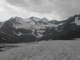 Hier sieht man die 4SB Céma und die &amp;quot;Piste&amp;quot; zur Talstation der 4KSB Cascade. Recht viel Schneereste noch an den umgebenden Bergen.