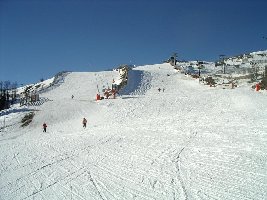 Gamskogel Bergstation; die Bahn erschließt drei ideale Carvingstrecken, an diesem Tag menschenleer