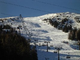 Tschaneck im Zoom mit 6KSB, Bärenwiesenlift und Tschaneck Nord, durch die geringe Schneelage ziemlich wellig und unruhig, ansonsten einer der schönsten Hänge, die ich kenne.