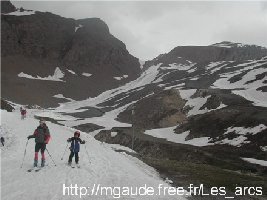 Skiweg zurück zur 4KSB Cascade. Hinten sieht man die schmale rote Abfahrt entlang des Bergkamms. Sieht echt nach &amp;quot;Sommer&amp;quot;-Ski aus...