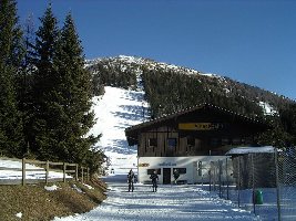 Talstation der 3KSB Aineck mit der Bannwaldpiste