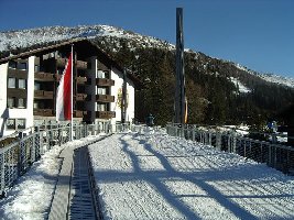 Skibrücke mit Förderbändern über die Katschbergbundesstraße verbindet Tschaneck und Aineck, im Hintergrund der obere, apere Abschnitt der Diretissima