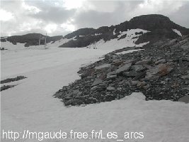 SL Montets, daneben apere Felsen. Nicht sehr ermutigend anzusehen, man versteht, warum die da oben dringend beschneien wollen.