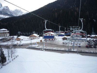 Links im Hintergrund der neue Sessellift La Rüa