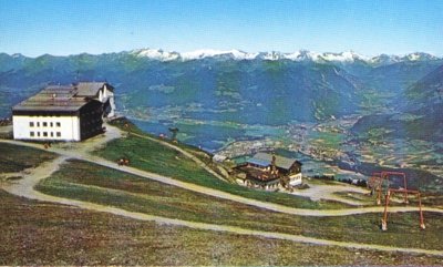 Hier ist der ehemalige Leitner Tellerschlepper Ochsenalpe zusehen und die zweite Sektion der Kronplatzseilbahn