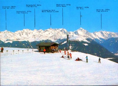 Auf diesem Bild kann man ganz schwach den Kronplatz Doppelschlepper von Doppelmayr sehen .