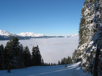 Sportabfahrt mit Nebel über dem Zillertal