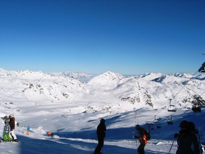 Blick in die Wilde Krimml: schöner Naturschnee, unten wenige Steine, aber abgefahren und zu eng für die vielen Leute. Im Unterland nebelt es, hinten W. Kaiser und H. Salve