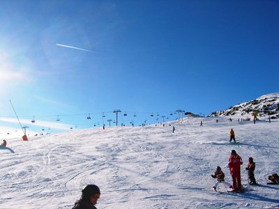 Am Gerloser Ebenfeld trotz Hochsaison immer noch Platz für schöne Schwünge. Gut gefällt mir der abgetrennte Anfängerbereich hinter der 8-EUB Bergstation
