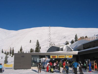 Tolle Neuerung, neue 8-EUB Falschbach. Die schwarze Abfahrt links der Bahn ist geöffnet, sieht aber, wie die anderen Off-Piste-Möglichkeiten von der Schneelage her noch nicht ideal aus, da fehlt mind. 1/2 m