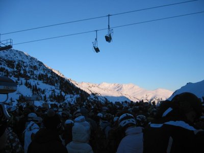 ca. 16 Uhr. Zum Betriebsschluss noch 15 min Wartezeit an der 4-KSB Krimml Xpress: ständige (Not?)Stopps, zu geringe Kapazität...