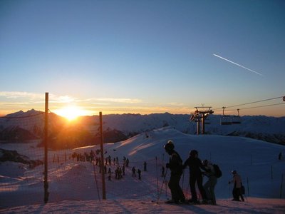Leider fuhr die Gruppe im Bild exakt gleichzeitig (!) los, deshalb wenig schöne Abfahrt bis zum Arenastadl. Das Verhalten mancher Zeitgenossen wirft schon Fragen auf