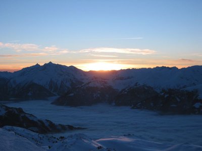 Hinter dem Tuxer Hauptkamm steht noch die Sonne