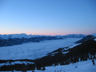 Hinten das Rofangebirge, vorne der zähe Hochnebel im Zillertal