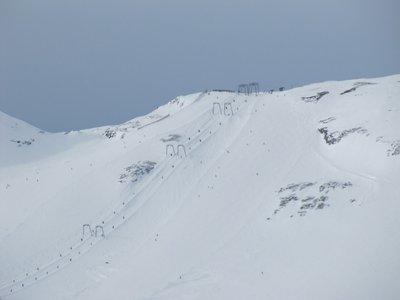 Vorab Bergstation gezoomt von La Siala.