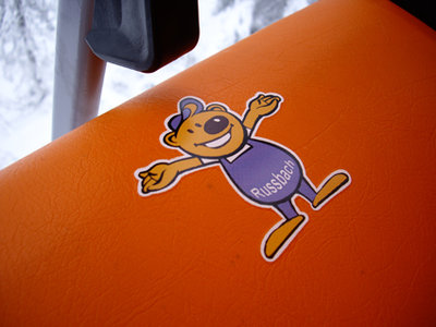 Auf der Edtalmbahn wärmt ein Bär den Po