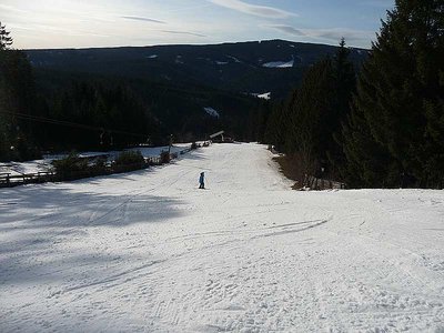 Kompaktes Schneeband beim Kressbachalmlift.
