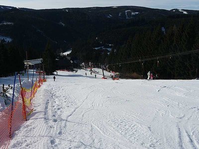 Selber Standort - Blick nach unten. Links ist der, wegen eines Rennens gesperrte Pistenabschnitt.