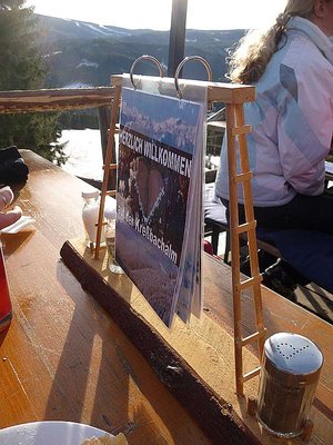 Abschließend die Speisekarte auf der Kressbachalm. Auf jedem Tisch erinnert sie mich an das Modell einer Schleppliftstütze.