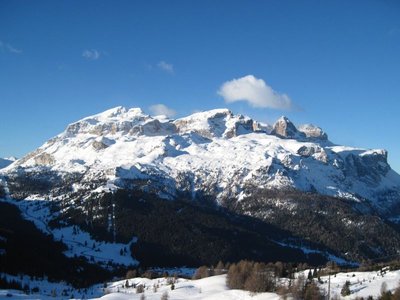 Sella im Morgenlicht, davor die enge Schneise des Crep de Mont SL