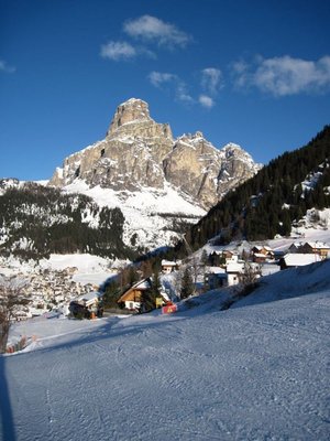 Standard-Dolomitenbild: Sassongher hoch über Corvara